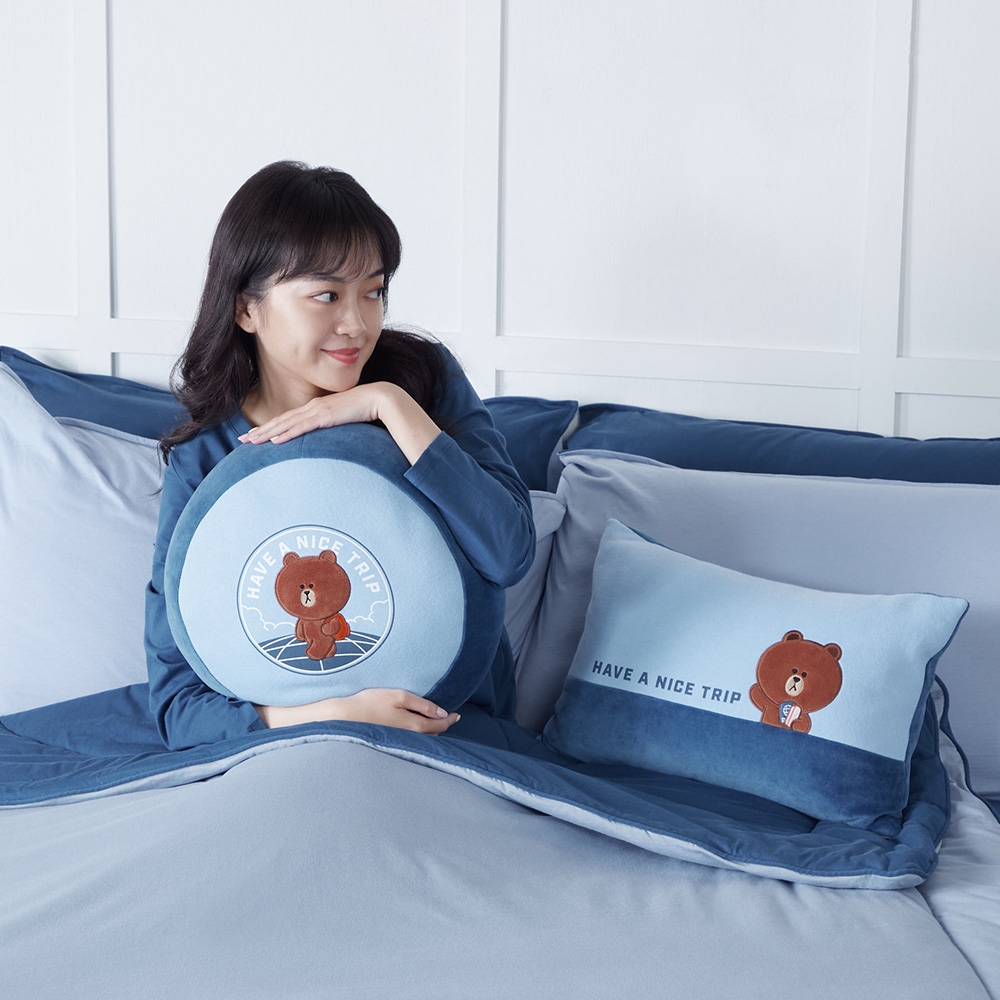 LINE FRIENDS｜熊大旅行方形抱枕（30x45公分）-藍產品圖