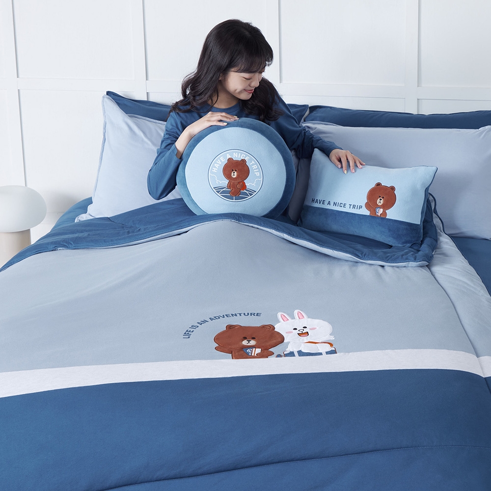 LINE FRIENDS｜熊大旅行方形抱枕（30x45公分）-藍產品圖