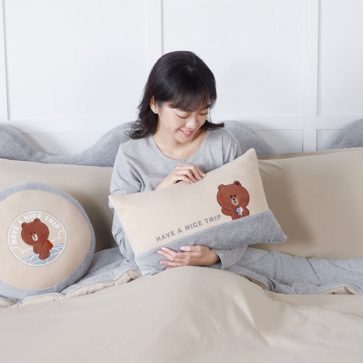 LINEFRIENDS｜熊大旅行方形抱枕（30x45公分）-奶茶棕