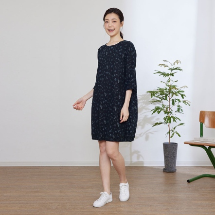 刷毛冬日印花七分袖洋裝-黑
