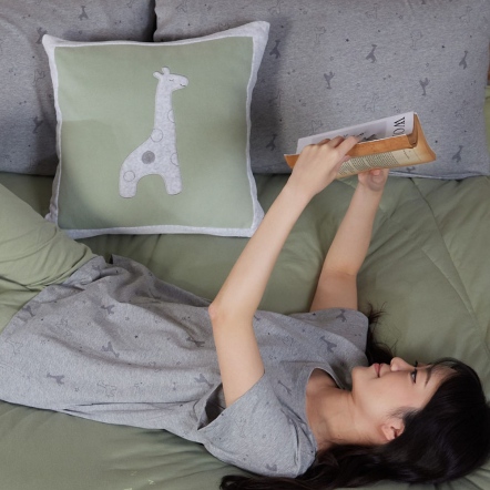【攜旺認養】長頸鹿方形抱枕（45x45公分）-灰綠