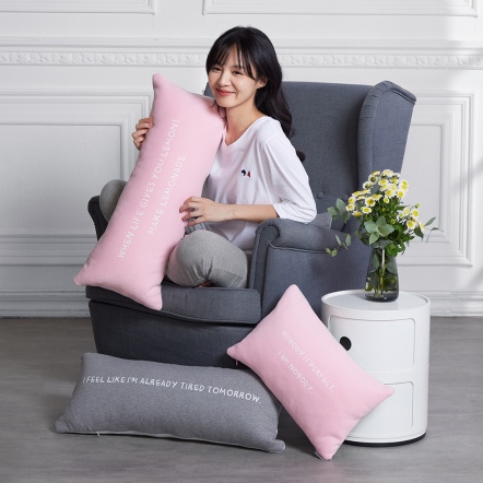 減法美學｜「我是完美的」方形抱枕(30x45公分) -曙光粉