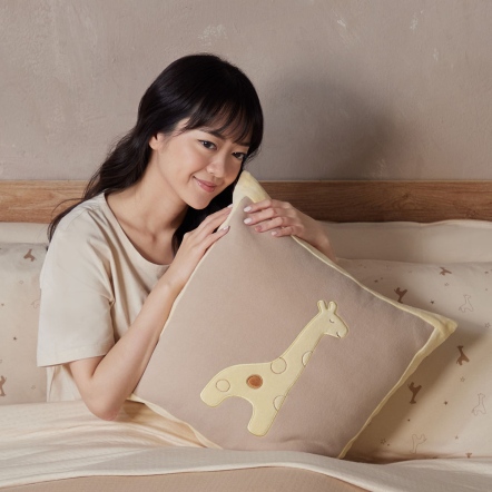 【攜旺認養】長頸鹿方形抱枕（45x45公分）-奶茶棕