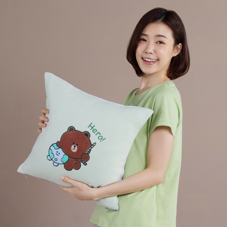 LINE FRIENDS｜熊大拯救地球方形抱枕（45x45公分）-若草綠